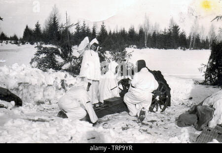 Deutsche Soldaten in Weiß Camouflage ab dem 4 Polizei Abteilung mit 75 mm Leichte Infanterie Gewehr im Winter 1942 an der russischen Front Stockfoto