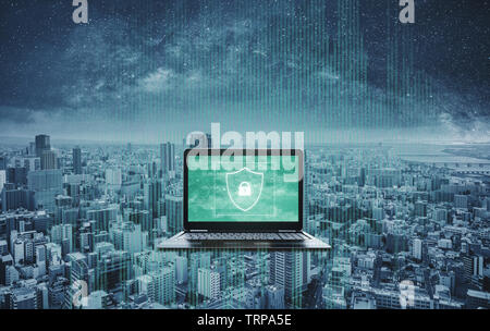 Digitale Daten Sicherheit und Schutz auf dem Laptop. Computer Laptop mit Abschirmung und Sicherheit System auf dem Bildschirm Stockfoto