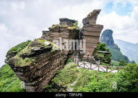 Adler Schnabel Felsformation in Fanjing Berg mit Blick auf die neue goldene Gipfel im Hintergrund in Guizhou China Stockfoto