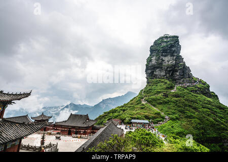 Schengener buddhistischen Tempel mit Blick auf die neue golden Summit in Fanjing Berg in Guizhou China Stockfoto