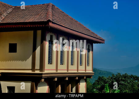 Außenansicht eines alten wada (Haus), Girivan, in der Nähe von Pune, Maharashtra, Indien Stockfoto