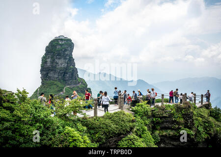 1. Juni 2019, Fanjingshan China: Chinesische Touristen an einem Überstand vor der neuen goldenen Gipfel des Fanjing Berg in Guizhou China posing Stockfoto