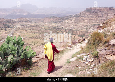 Mönch in Tigray Region, Äthiopien, mit weite Landschaft Stockfoto