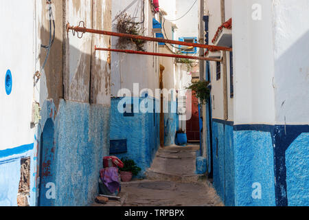 Labyrinth der alten schmalen Straßen und Gassen in der Kasbah des Udayas mit blau und weiß gestrichenen Häusern. Stockfoto