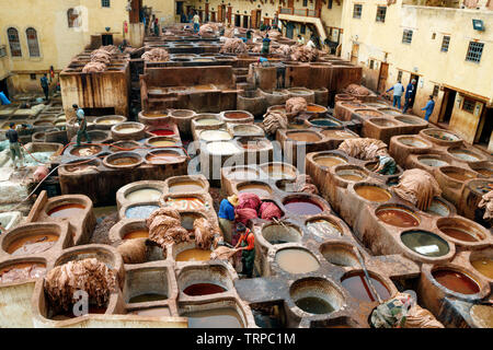 Innenhof mit Becken und Arbeitnehmern herstellen und Färben von Leder in traditioneller Weise an der Chouara Gerberei. Fez, Marokko. Stockfoto