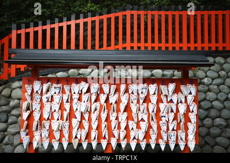 Traditionelle Zeichen mit Wünsche auf dem Gebiet von einem buddhistischen Tempel Fushimi Inari in Kyoto, Japan zu stehen Stockfoto