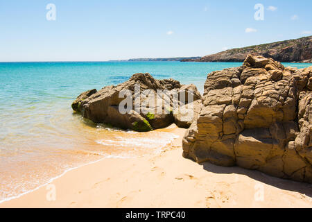 Felsen am Sandstrand Praia do Amado Strand, Portugal Stockfoto