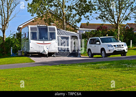 Moderne Auto & caravan Outfit mit Markise angebracht. Auf einem voll ausgestatteten hardstanding pitch Beverley Park Holiday Site in der Nähe von Goodrington. Stockfoto