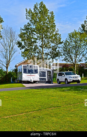 Moderne Auto & caravan Outfit mit Markise angebracht. Auf einem voll ausgestatteten hardstanding pitch Beverley Park Holiday Site in der Nähe von Goodrington. Stockfoto