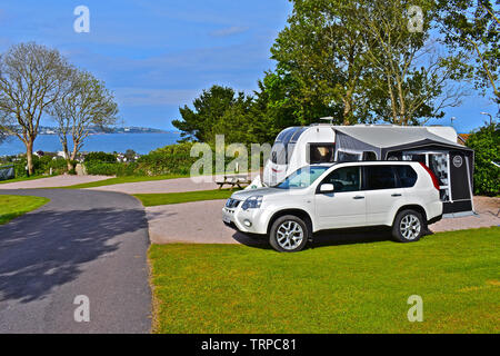 Moderne Auto & caravan Outfit mit Markise angebracht. Auf einem voll ausgestatteten hardstanding pitch Beverley Park Holiday Site in der Nähe von Goodrington. Stockfoto