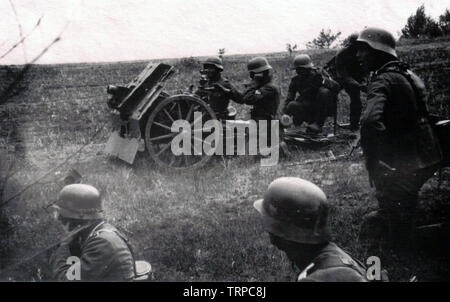 Deutsche Soldaten Feuer eine leichte Infanterie Gewehr an der russischen Front 1941 Stockfoto