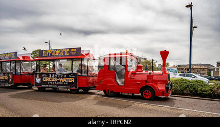 Kleine, rote Straße, Zug mit Touristen entlang der Goldenen Meile in der Küstenstadt Great Yarmouth, Norfolk Stockfoto