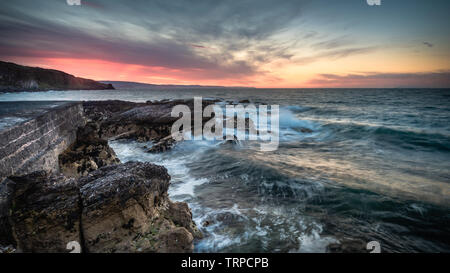 Portmuck, Islandmagee, County Antrim, Nordirland: ein Sonnenuntergang Szene aus seewärts der Portmuck Harbour. Stockfoto