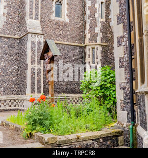 Die hölzerne Statue von Jesus Christus an das Kreuz vor der Kirche hinunter Regent Road, Great Yarmouth, Norfolk genagelt Stockfoto