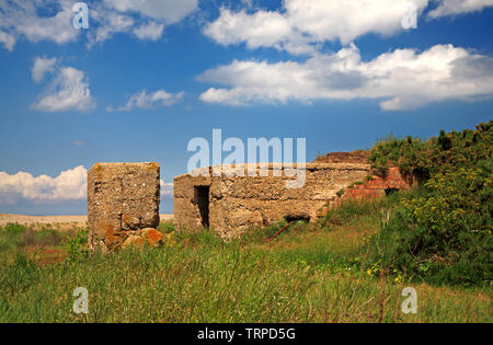 Eine alte Welt Krieg Zwei Bunker und Abwehr in einem niedrigen Bereich der Klippe an der Küste von North Norfolk Salthouse, Norfolk, England, UK, Europa. Stockfoto