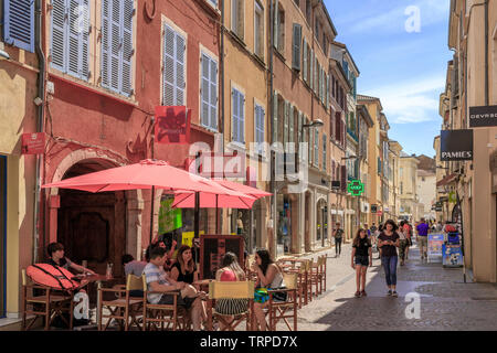 Frankreich, Saone-et-Loire, Innenstadt, Fußgängerzone mit Café Terrasse, Rue Carnot // Frankreich, Saône-et-Loire (71), Mâcon, Centre-ville, rue piéton ein Stockfoto