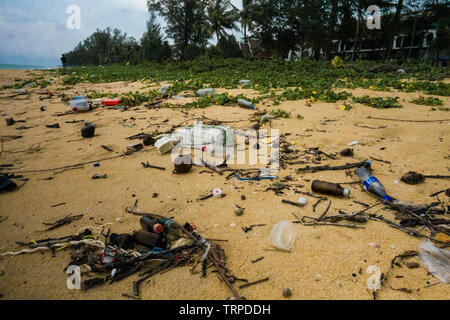 Müll, einschließlich Plastik und Glas Container, auf dem Sandstrand. Stockfoto