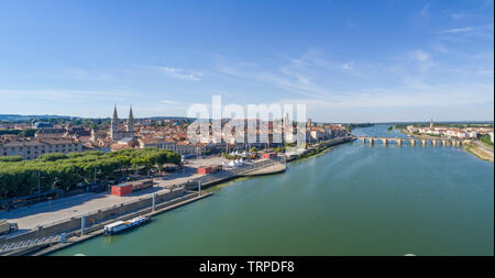 Frankreich, Saone-et-Loire, Macon, Blick auf die Saone Fluss, die Brücke und die Stadt (Luftbild) // Frankreich, Saône-et-Loire (71), Mâcon, vue sur la Saône, le Stockfoto