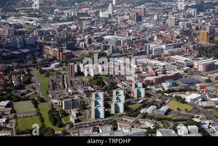 Luftbild des Blocks bei Lindsey Road & Lindsey Gärten in Richtung Leeds City Centre Skyline suchen, Leeds 9. Stockfoto