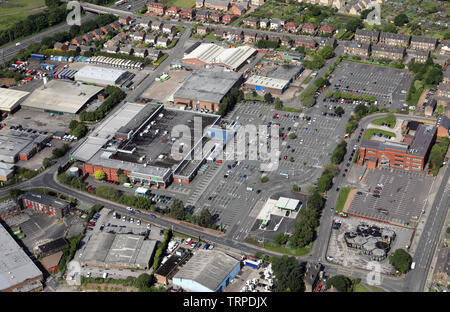 Luftaufnahme der Asda Morley Superstore, Leeds LS 27. Stockfoto