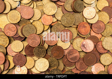 Vielen kupferfarbenen Münzen Stockfoto