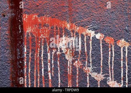 Detaillierte Nahaufnahme auf bunten abblätternde Farbe auf alten und verwitterten Betonwände Stockfoto