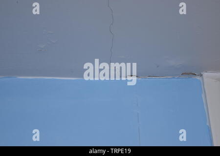 Nahaufnahme der Peeling blaue Tapete auf weißem Hintergrund Stockfoto