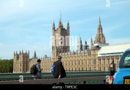 Blick auf die Häuser des Parlaments & Fußgänger gehen auf die Westminster Bridge neben Barriere Stadt von Westminster, London England UK KATHY DEWITT Stockfoto