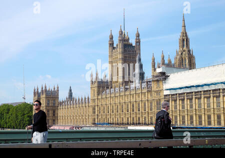 Blick auf die Houses of Parliament und Fußgänger, die im Frühling auf der Westminster Bridge spazieren City of Westminster, Central London England Großbritannien KATHY DEWITT Stockfoto