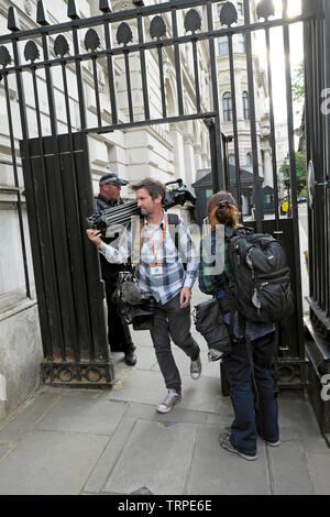 Fotografen verlassen das Eingangstor der Downing Street und betreten es, um Premierministerin Theresa May Whitehall London SW1 England UK KATHY DEWITT zu fotografieren Stockfoto