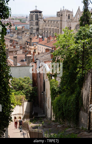 Blick auf die Kathedrale von St Jean und die Dächer der Altstadt von Lyon Stockfoto