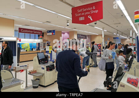 Die Bezahlung von Waren an den Self Service kann in einem Tesco Supermarkt in West London am 9. Juni 2019. Stockfoto
