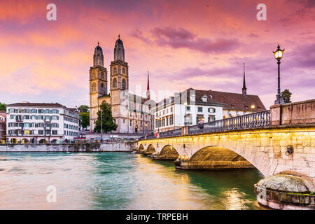 Zürich, Schweiz. Blick auf die historische Innenstadt mit dem berühmten Grossmünster Kirche, an der Limmat. Stockfoto