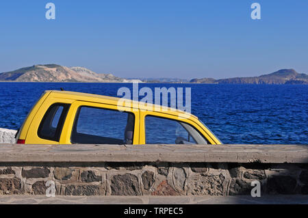 Auto geparkt auf steilen Straße in Mandraki, Nisyros Island, Griechenland Stockfoto