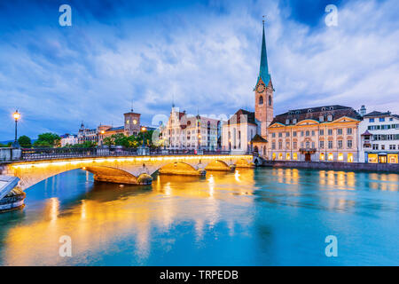 Zürich, Schweiz. Blick auf die historische Innenstadt mit dem berühmten Fraumunster Church, an der Limmat. Stockfoto