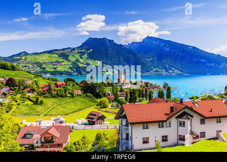 Spiez, Schweiz. Der Gemeinde Spiez durch die Thuner See im Berner Oberland. Stockfoto