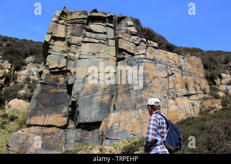 Felswand der Mühlstein Grit - ein Sandstein aus der Steinkohlenzeit entstanden, Dekan Schwarz Bach, Anglezarke, nr White Coppice, Lancashire Stockfoto