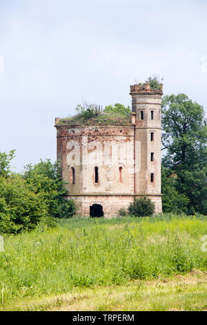 Ecka, Serbien - Juni 2, 2019: Kleine ruiniert verlassenen Burg in der Vegetation überwuchert Stockfoto