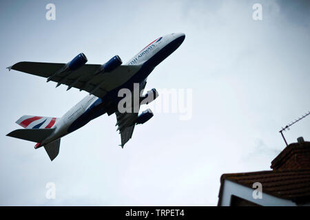 British Airways Airbus A380 Flugzeug hebt ab Flughafen London Heathrow über Wohnhäuser in West London. Juni 8, 2019. Stockfoto