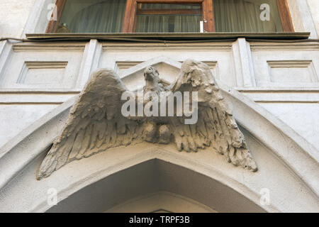 Moskau - 27. OKTOBER 2018: Hochrelief der ein Adler über dem Eingang der ehemaligen Wohnhaus von V.P. Smirnova (Haus mit einem Adler') Stockfoto