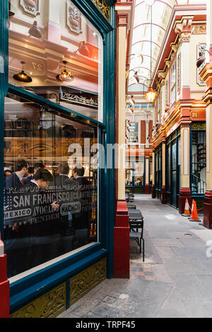 London, Großbritannien - 14 Mai, 2019: Innenansicht des Leadenhall Market. Ursprünglich ein Fleisch, Geflügel und Wild Markt, ist es heute eine Reihe von Boutique ret Stockfoto