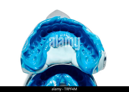 Zwei zahnmedizinische Eindrücke auf einem weißen Hintergrund. Zahnmedizinische Formen vom oberen und unteren Kiefer der Silikon Material. Der Abdruck der Zahn Reihe hohe Pr Stockfoto