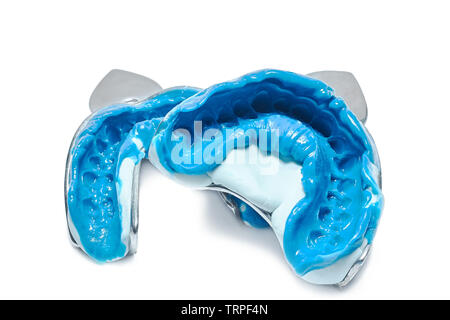 Zwei zahnmedizinische Eindrücke auf einem weißen Hintergrund. Zahnmedizinische Formen vom oberen und unteren Kiefer der Silikon Material. Der Abdruck der Zahn Reihe hohe Pr Stockfoto