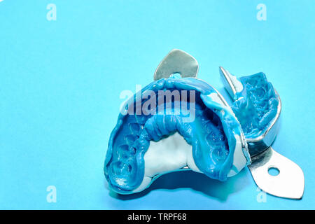 Zwei zahnmedizinische Eindrücke auf einem blauen Hintergrund mit kopieren. Zahnmedizinische Formen vom oberen und unteren Kiefer der Silikon Material. Der Abdruck der Zahn Stockfoto