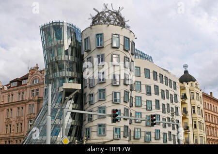 Fred und Ginger Tanzschule, Tanzen Haus, Tančící dům, entworfen von Frank Geary, Prag, Tschechische Republik Stockfoto