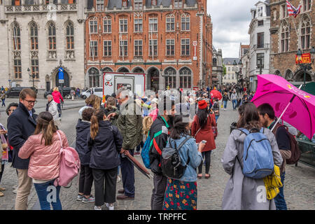 Straßen von Brügge mit Menschen Sightseeing. Stockfoto