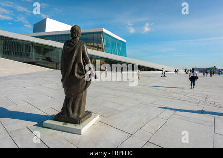 Oper Oslo, Ansicht der Rückseite der Skulptur von Opern Sängerin Kirsten Flagstad gelegen an der Wasserfront concourse der Oper Oslo, Norwegen. Stockfoto