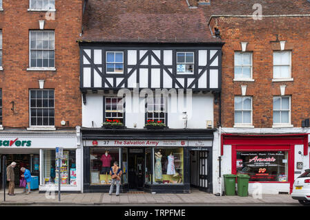 Heilsarmee liebe Shop in alten schwarzen und weißen Fachwerkhaus in Stroud, Gloucestershire, VEREINIGTES KÖNIGREICH Stockfoto