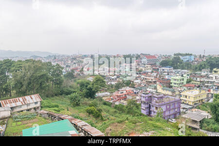 Udaipur, Rajasthan, Indien Mai 2019 - Die schönen Panoramablick auf die Landschaft Luftaufnahme von Udaipur Skyline der Stadt. Viele Gebäude können in der Ferne gesehen werden. Stockfoto