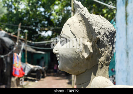 Close up Kunst Modell der Maa Durga pratima Gesicht. Göttin Durga Skulptur aus Ton während der berühmten Durga Pooja Feier. Von potter studio genommen, Stockfoto